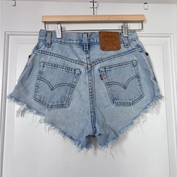 LEVIs Distressed Shorts - Picture 4 of 10